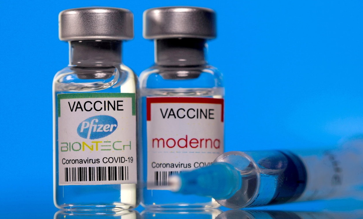 Covid-19 : un vaccin de Pfizer adapté à Omicron sera prêt en mars, un rappel de Moderna prévu à l'automne 