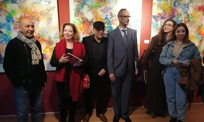 Echange entre deux artistes de différentes palettes à la galerie de la Banque Populaire